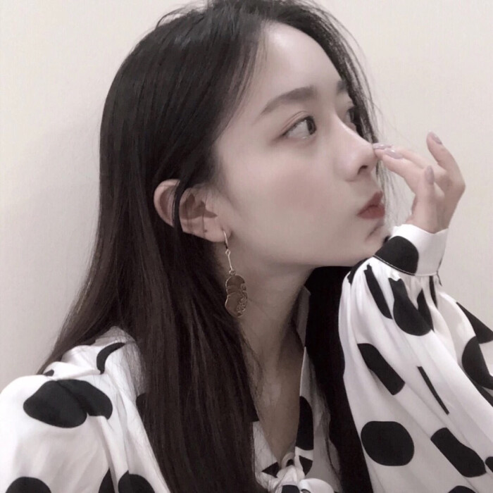白边女生头像粉系(粉边少女肖像白边框)-第1张图片-丝路头像网